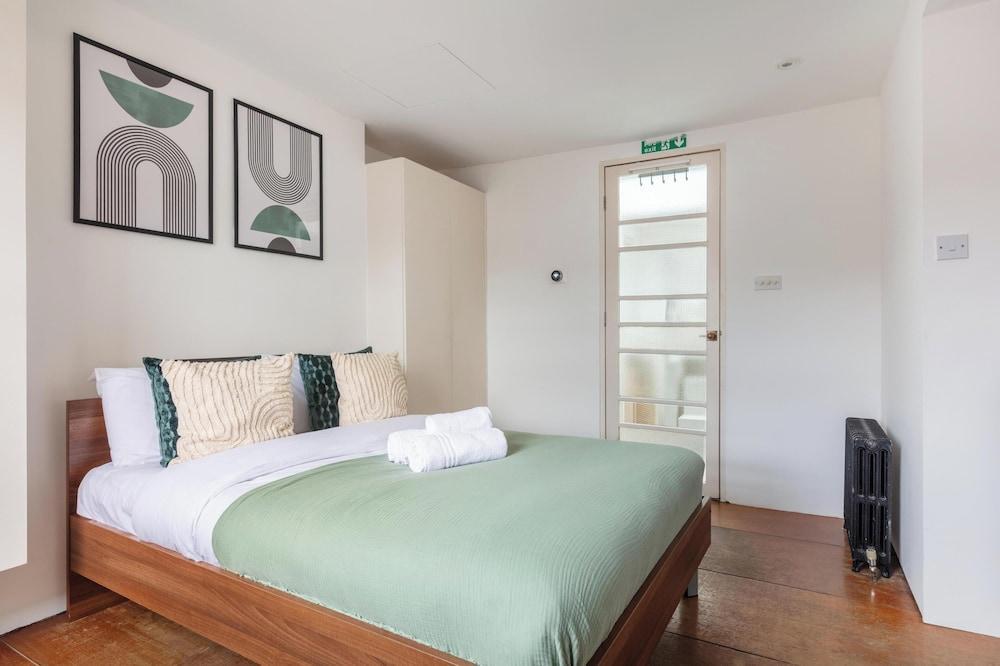 Chic 1BR by Goodge Street Station - Tap to explore photos