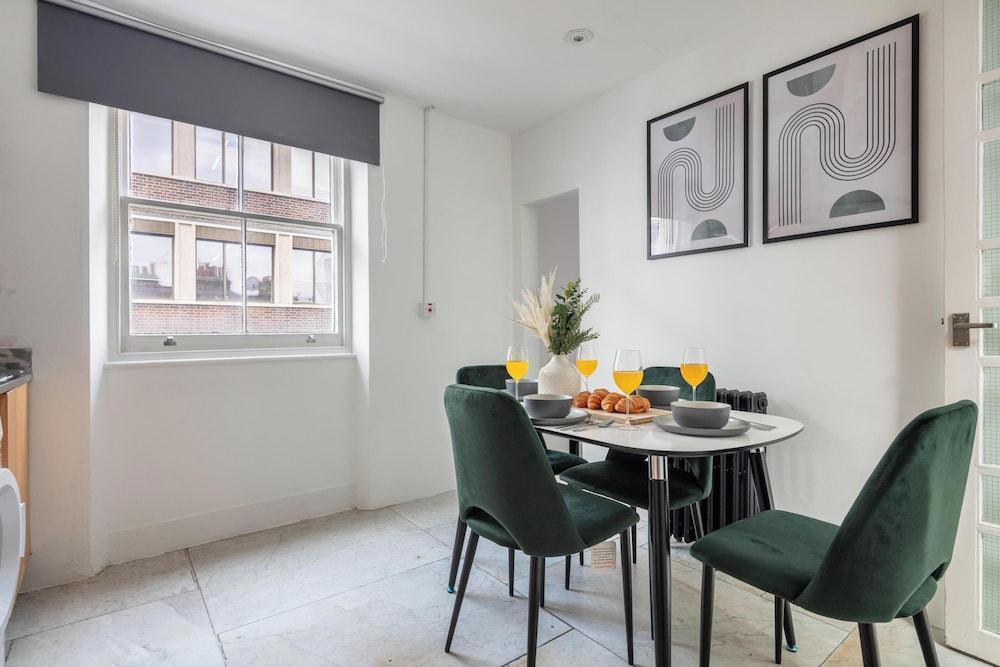 Chic 1BR by Goodge Street Station - Tap to explore photos