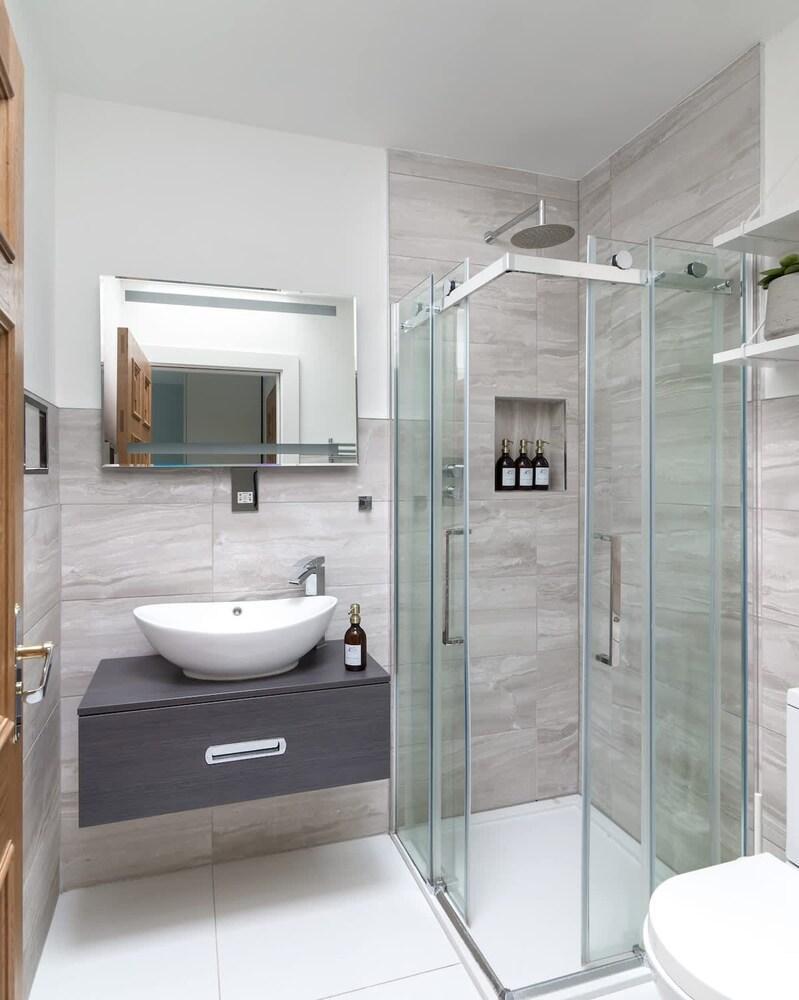 Hampstead Heath 2 bed - Tap to explore photos