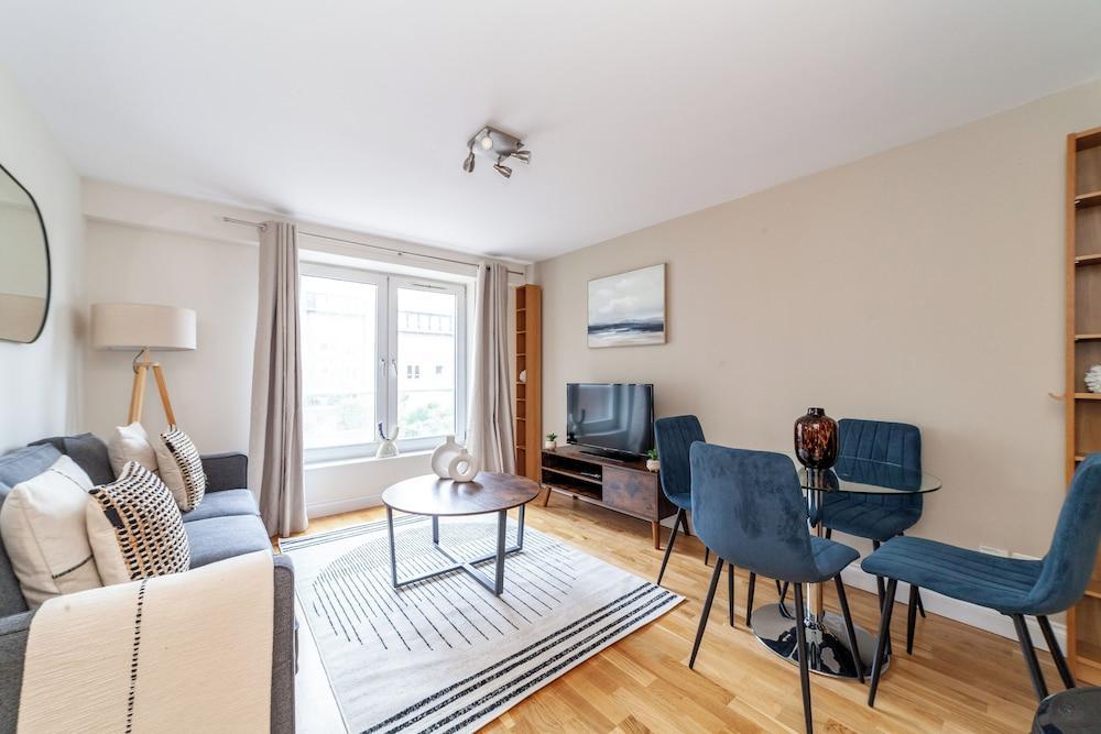 Trendy Flat in St Katharine - Tap to explore photos