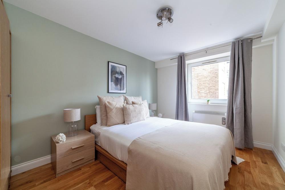 Trendy Flat in St Katharine - Tap to explore photos