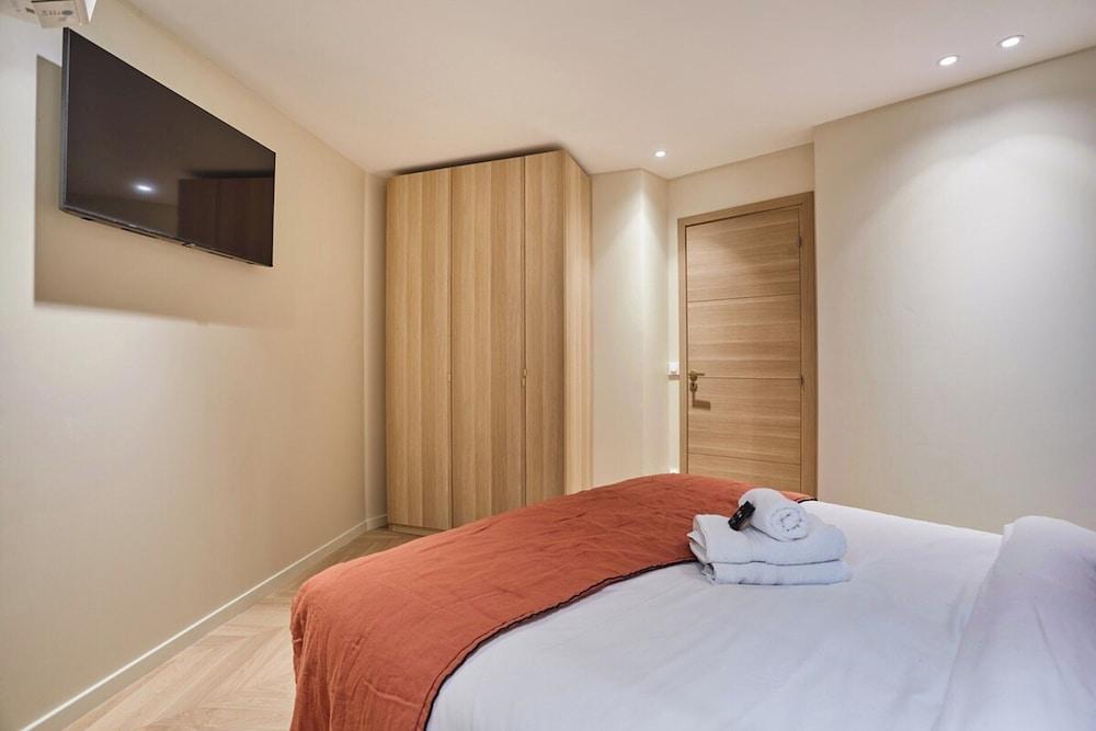 Elegant Apartment St Germain des Pres Luxembourg Park - Tap to explore photos