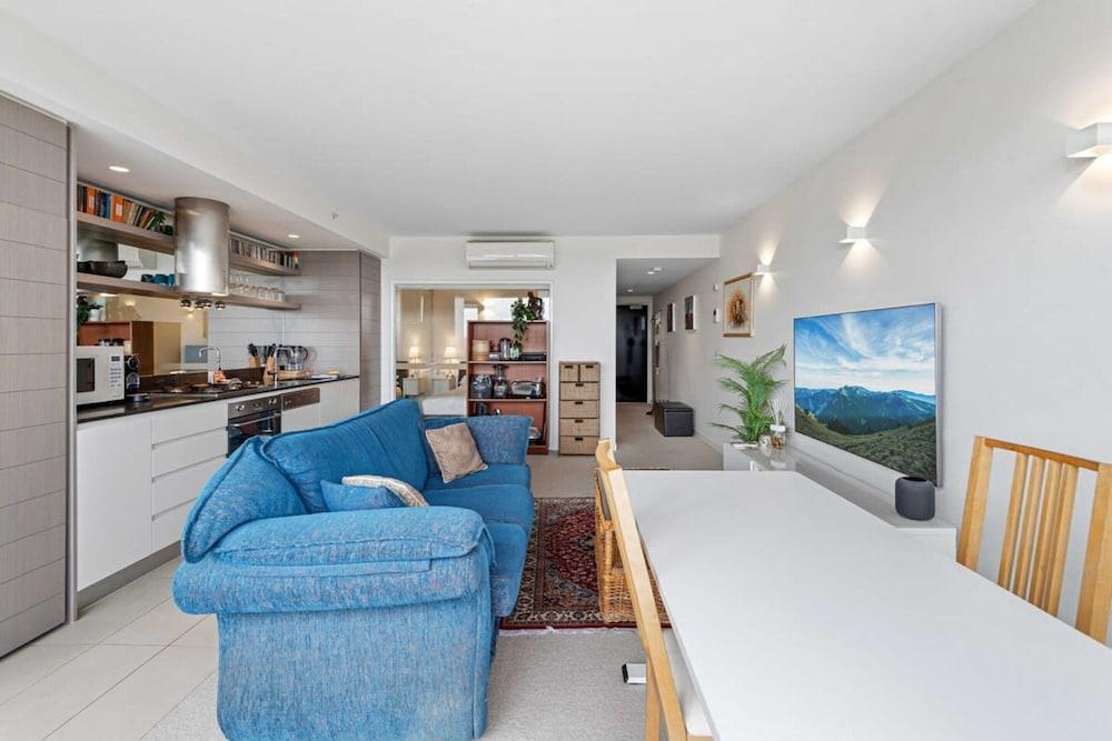 Eclectic 1-bed Apartment With Pool and Gym - Tap to explore photos