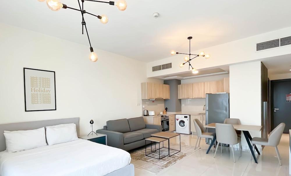 Gorgeous Studio With Balcony Business Bay - Tap to explore photos