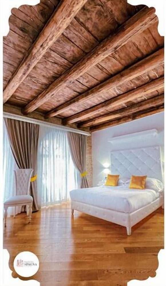 Maison Spagna Suite Room Type - Deluxe Quadruple Room (Pantheon)