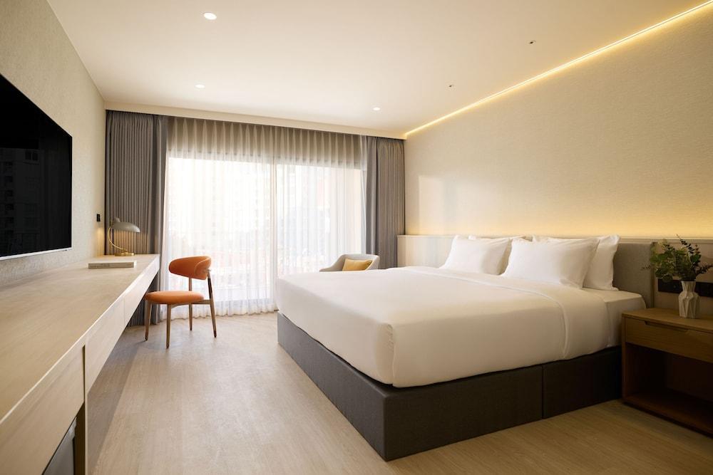 Marni Pattaya Room Type - Deluxe Double with Pool View