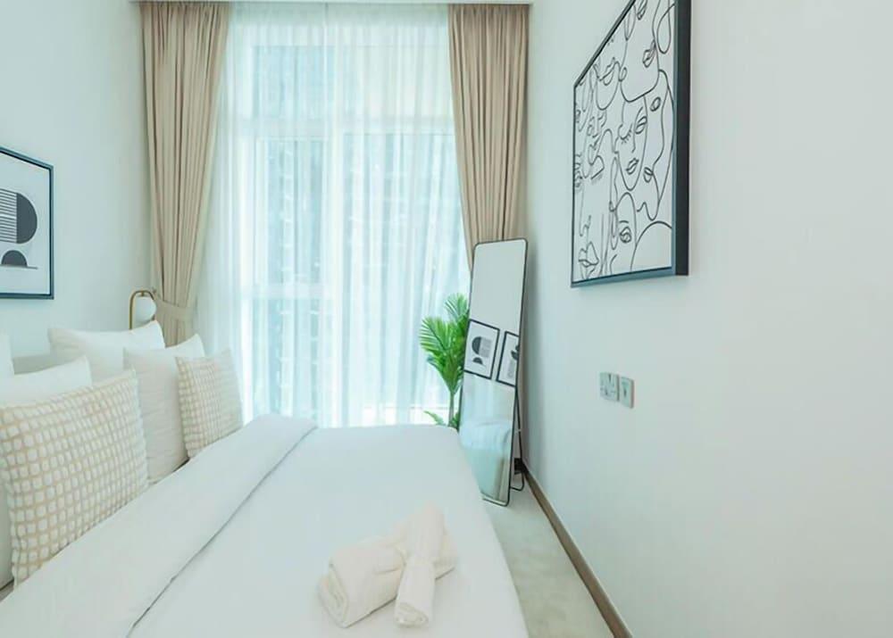 Elegant High Floor 2BR Urban Oasis Room Type - Room, Balcony, Lake View Elegant High Floor 2BR Urban Oasis Room Type - Room, Balcony, Lake View