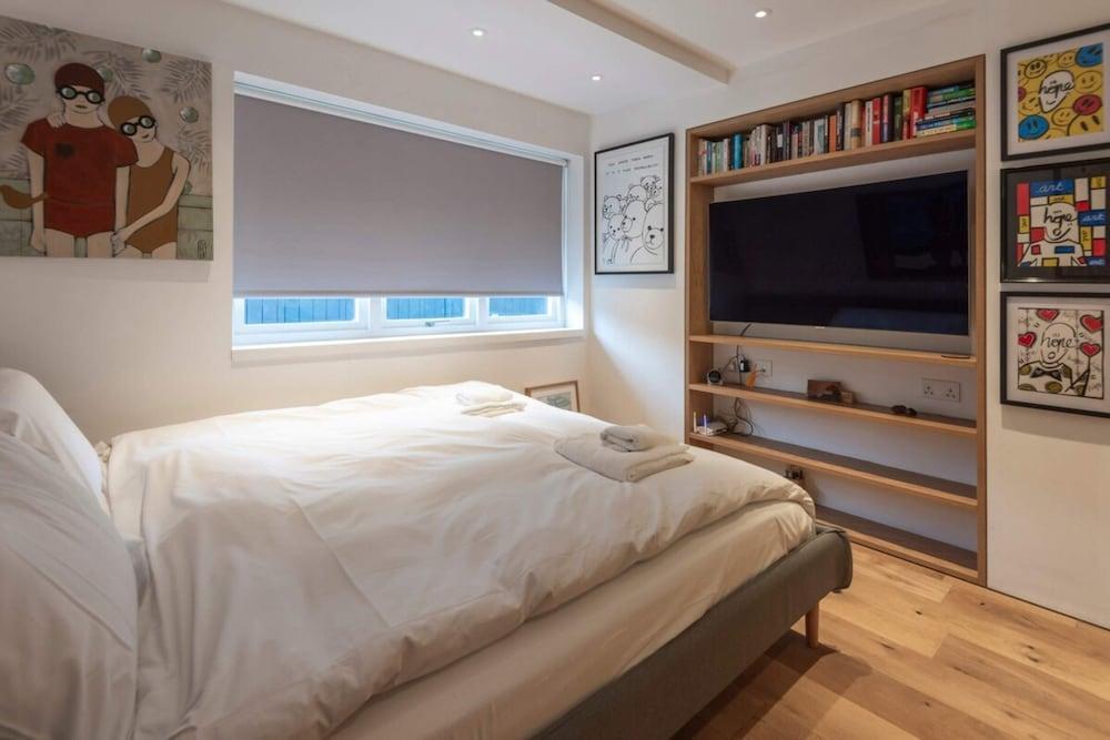 Chic 2-bedroom Home - Richmond Upon Thames - Tap to explore photos