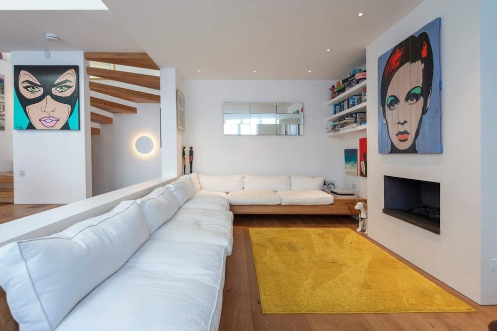 Chic 2-bedroom Home - Richmond Upon Thames - Tap to explore photos