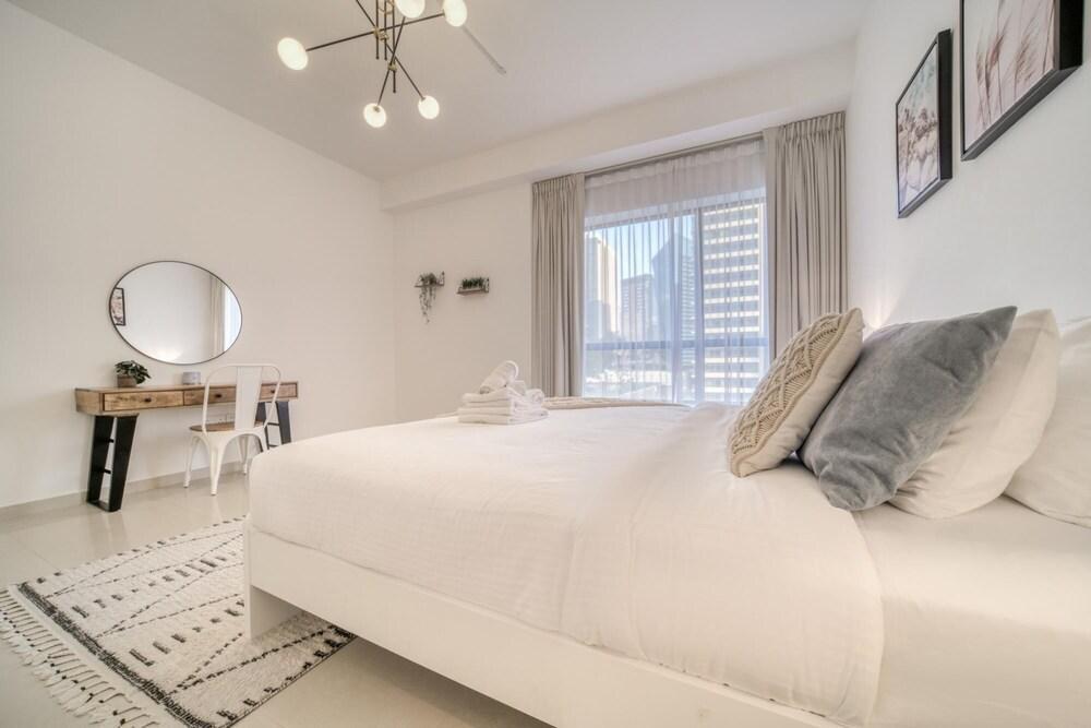 JBR Gem Spacious 1BR Apt With Balcony - Tap to explore photos