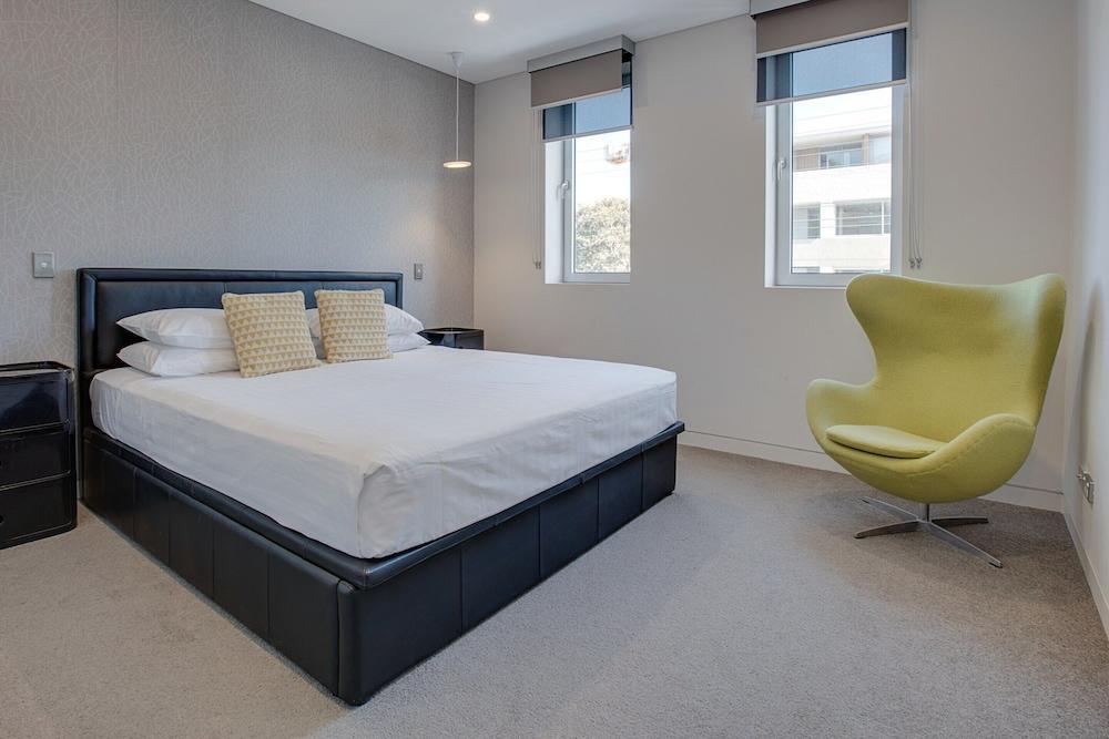 Spacious 2-bed Apartment Close to City - Tap to explore photos