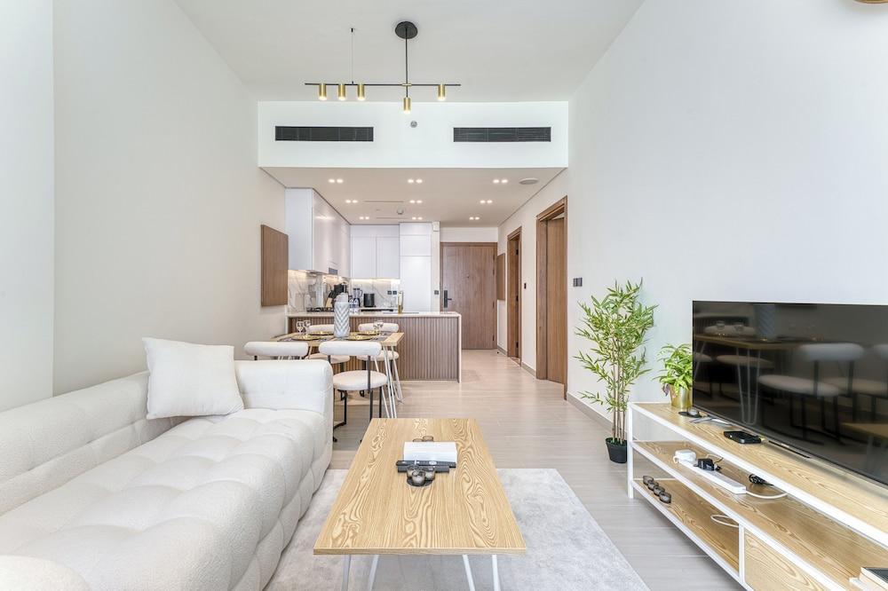 PVH - Vibrant 1BR in Binghatti Amber - Tap to explore photos