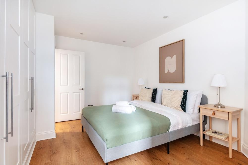 Chic 1BR Close to Buckingham Palace - Tap to explore photos