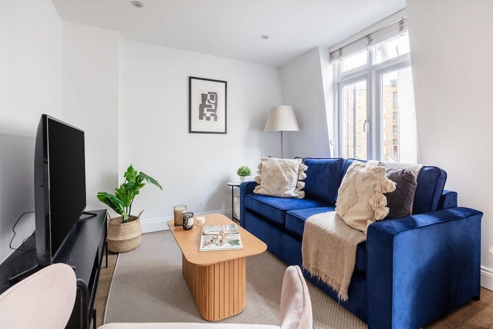 Chic 1BR Close to Buckingham Palace - Tap to explore photos
