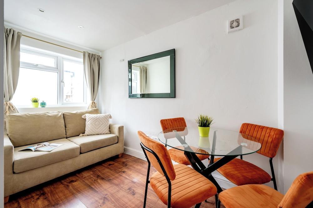 2 Bedroom flat in Putney by the river - Tap to explore photos