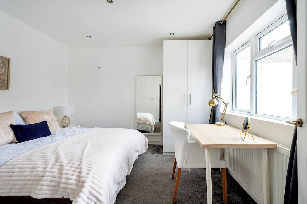2 Bedroom flat in Putney by the river - Tap to explore photos