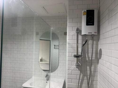 Luck Hotel Huai Khwang MRT Ratchada - Tap to explore photos