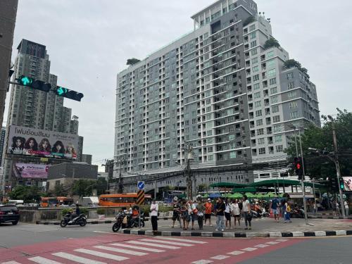 Luck Hotel Huai Khwang MRT Ratchada - Tap to explore photos
