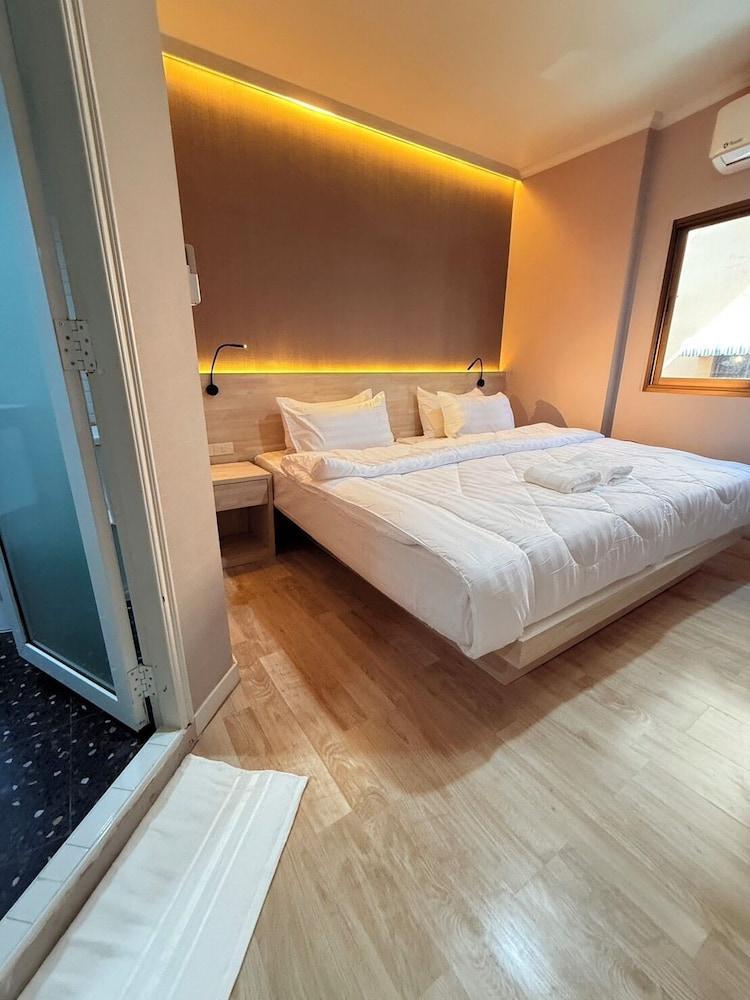 Luck Hotel Huai Khwang MRT Ratchada Room Type - Basic Double Room, City View Luck Hotel Huai Khwang MRT Ratchada Room Type - Basic Double Room, City View