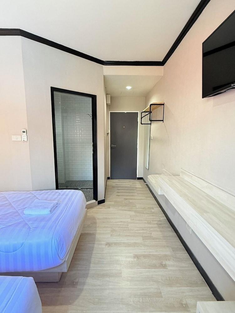 Luck Hotel Huai Khwang MRT Ratchada - Tap to explore photos