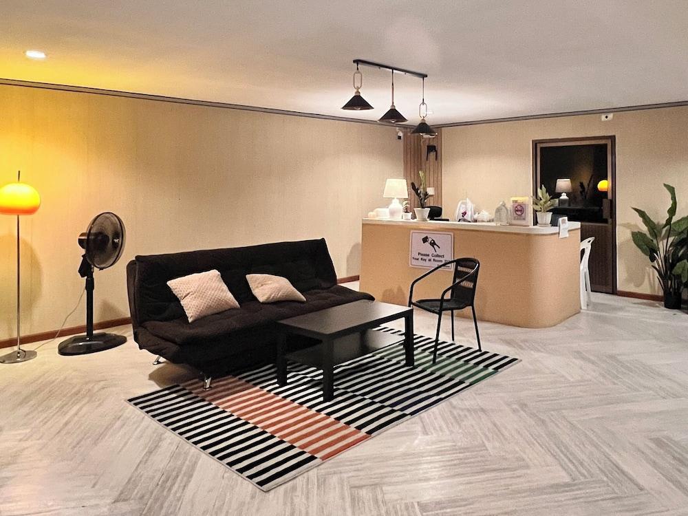 Luck Hotel Huai Khwang MRT Ratchada