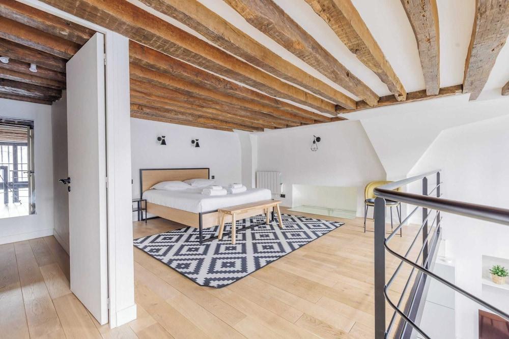 Parisian Duplex Cocoon in Saint-germain-des-pres - Tap to explore photos