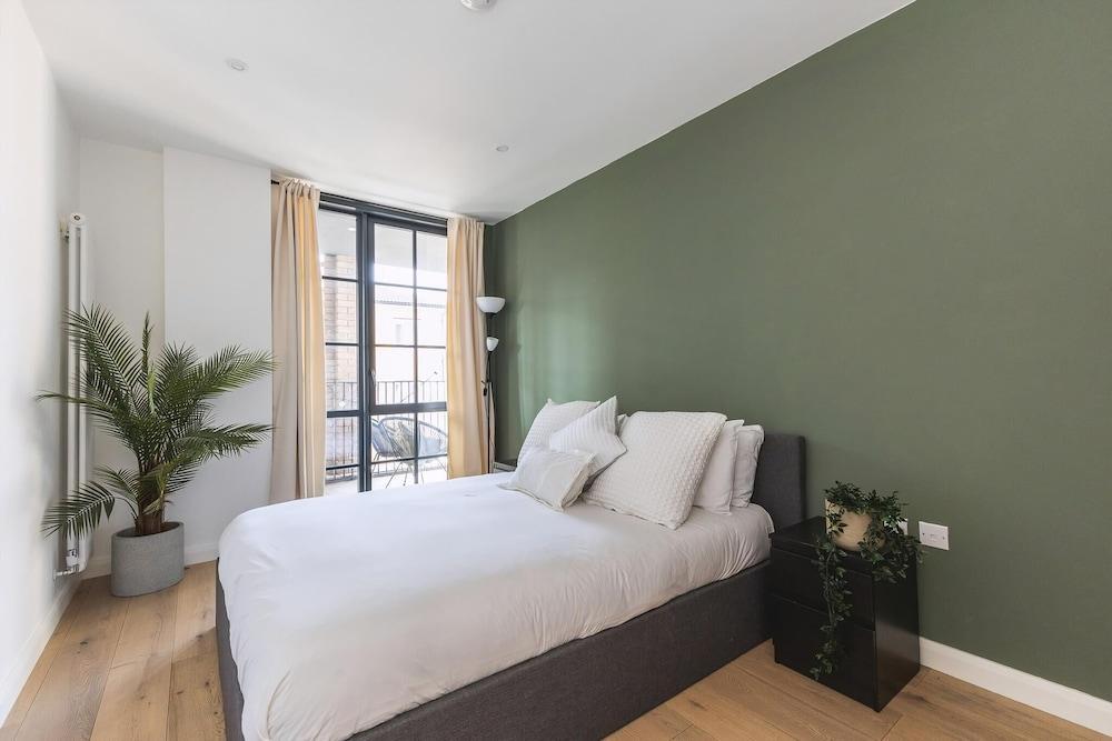 Stylish Hackney Wick Apartment With Terrace - Tap to explore photos