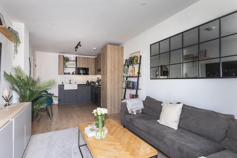 Stylish Hackney Wick Apartment With Terrace - Tap to explore photos
