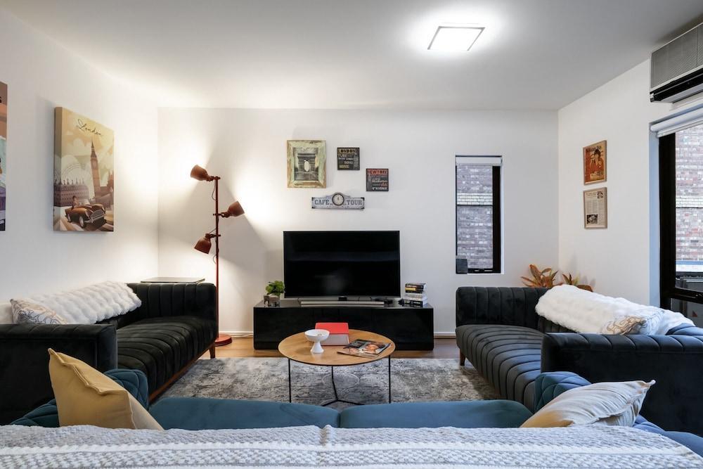 Riverside 2-bed Apartment With Balcony & Parking - Tap to explore photos