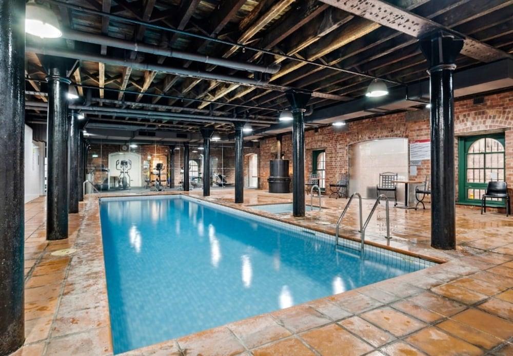 Riverside 2-bed Apartment With Balcony & Parking - Tap to explore photos