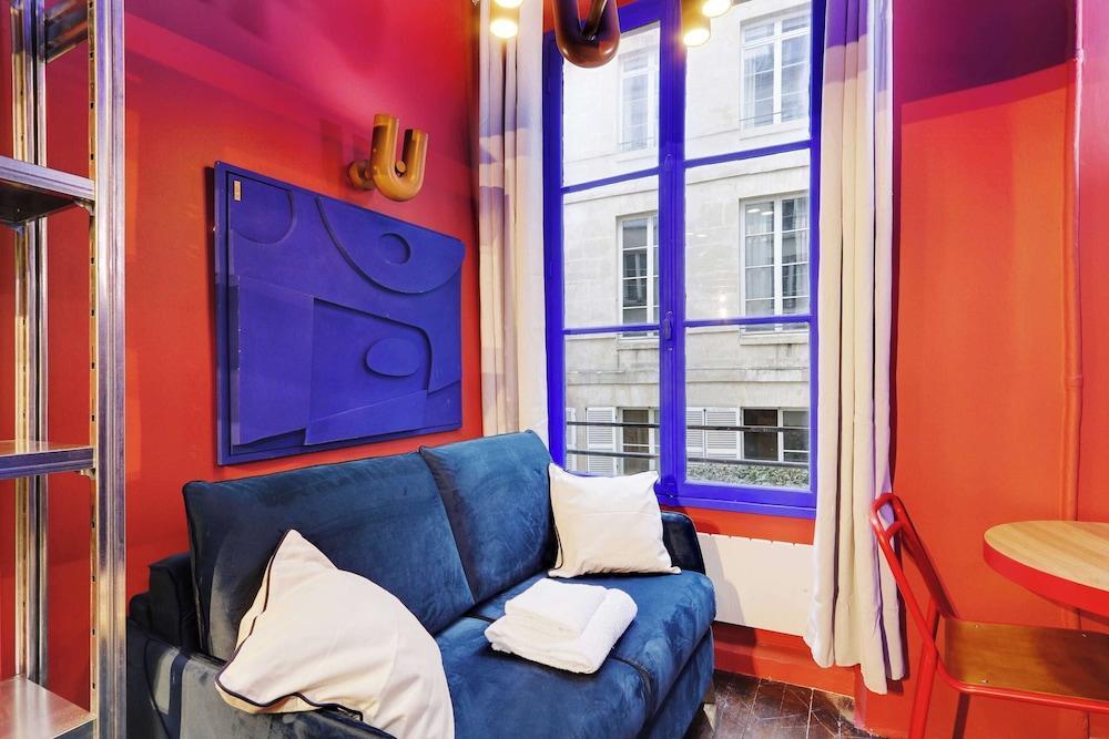 Cosy, Colourful Studio for 2 - Heart of "marais" - Tap to explore photos
