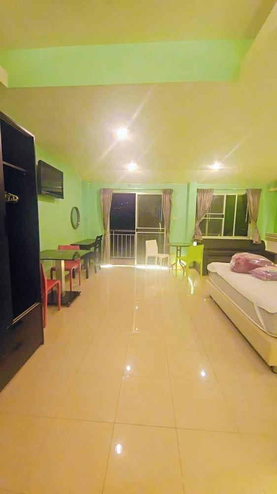 Pattaya Park Apartment - Tap to explore photos
