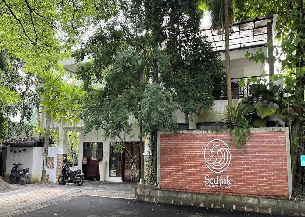 R Residence Jakarta