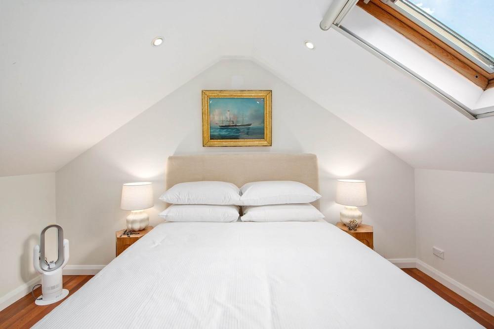 Stylish 2-bed House With Private Courtyard