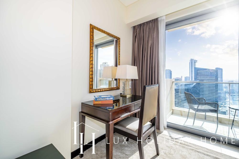 LUX The JW Marina Studio - Tap to explore photos