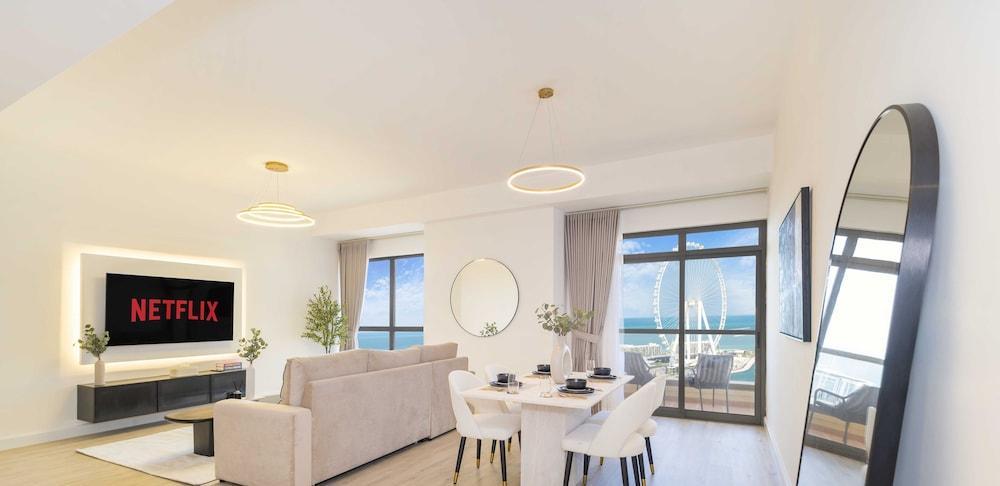 LUX  The Dubai Eye Sea View Suite Room Type - Apartment