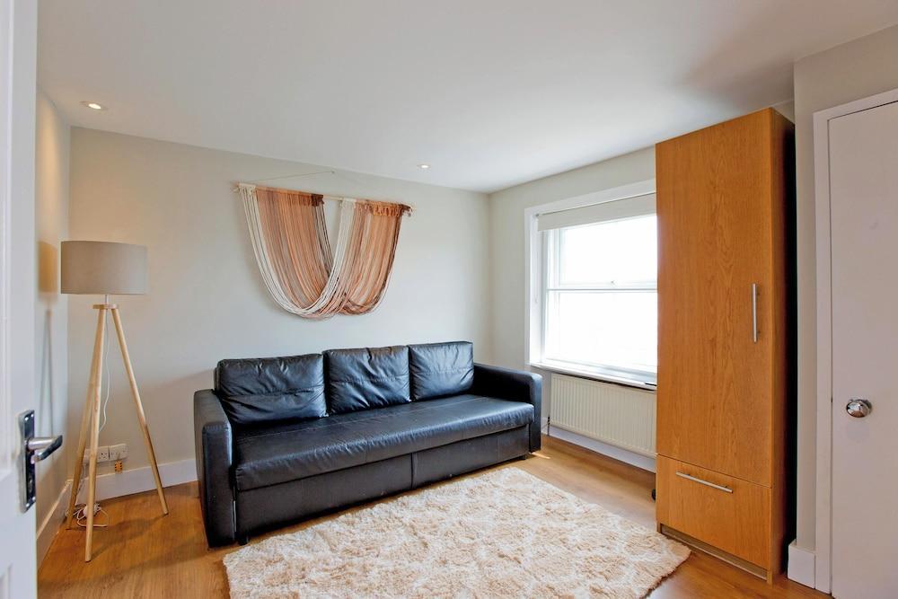 Imperial Hogarth Road Apartment - Tap to explore photos