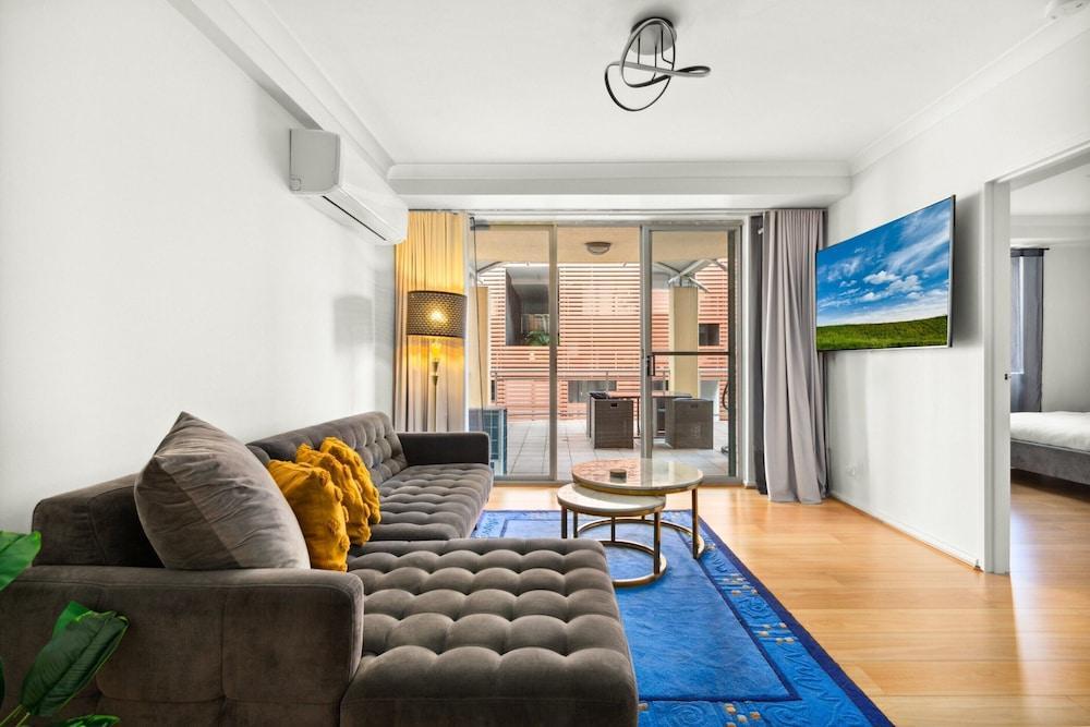 Spacious 2-bed Apartment Near Parramatta CBD - Tap to explore photos