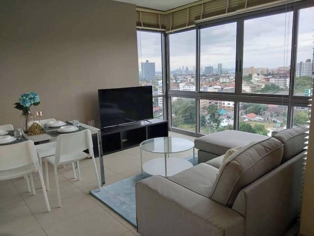 Large High Floor, Best Pool and Great Location - Tap to explore photos