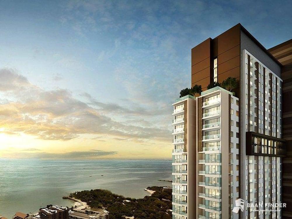 Large High Floor, Best Pool and Great Location