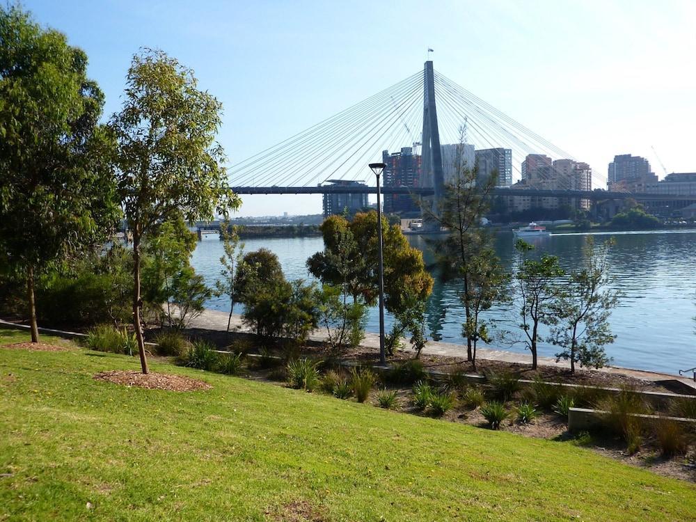 Quiet Glebe Studio Near Parks & Cafes - Tap to explore photos