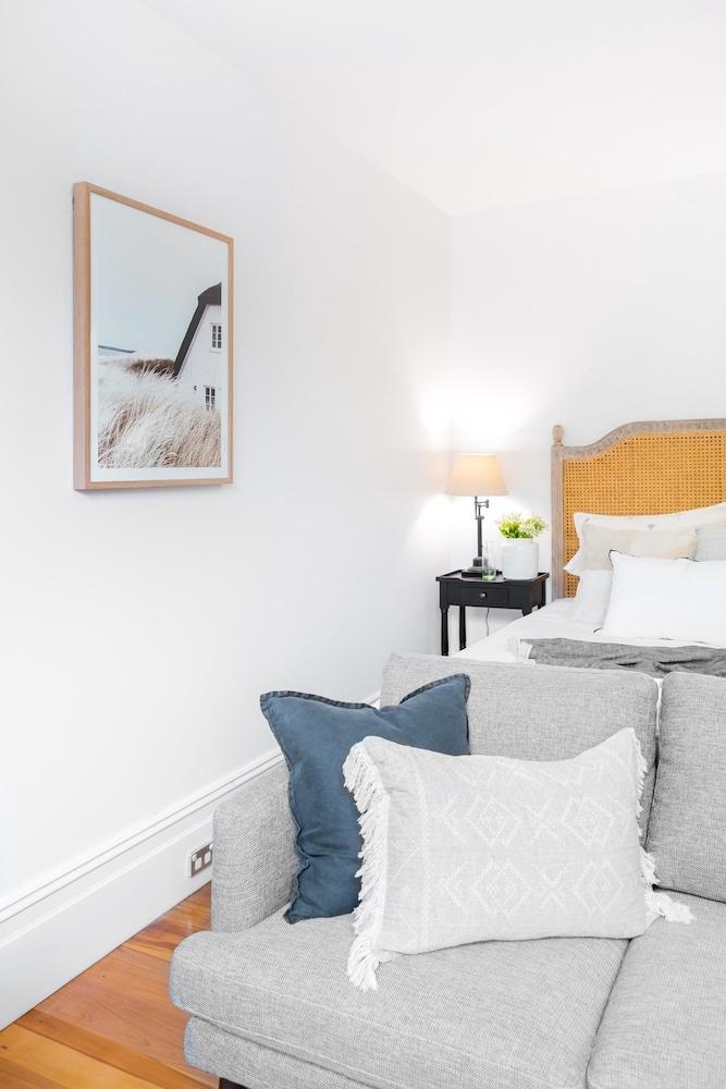 Quiet Glebe Studio Near Parks & Cafes - Tap to explore photos