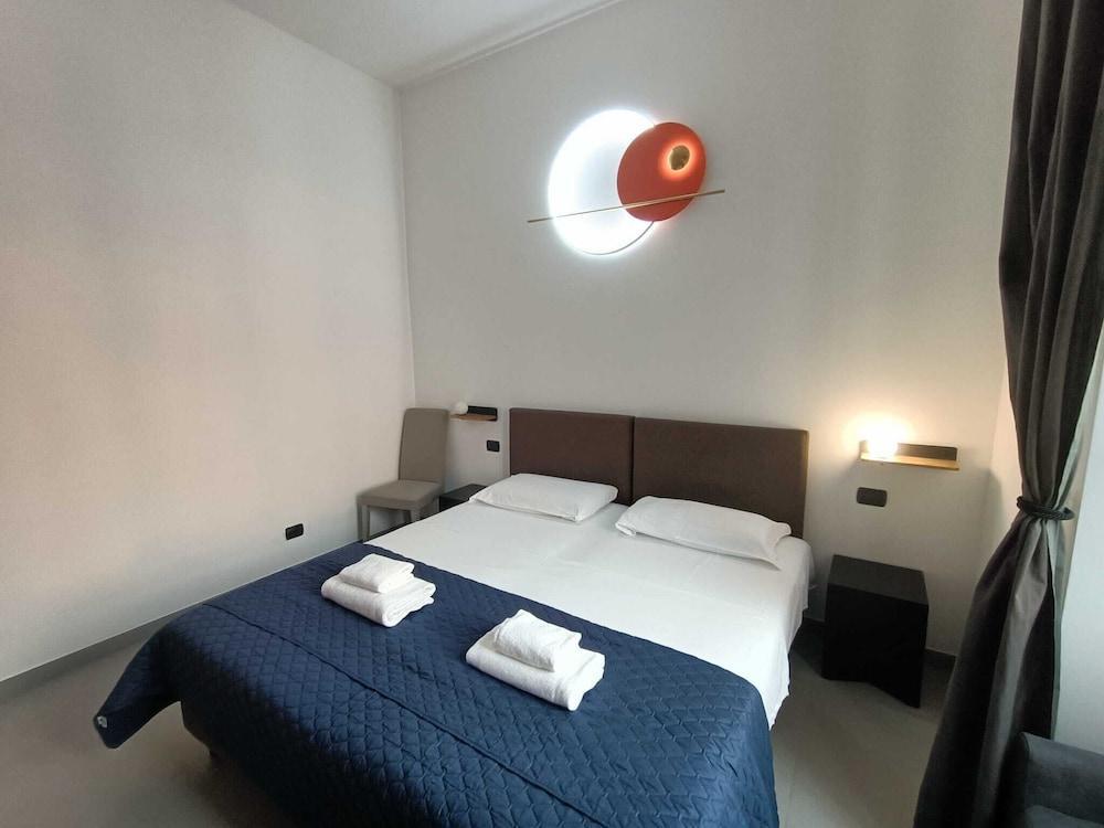 World Wide Bed Termini - Tap to explore photos