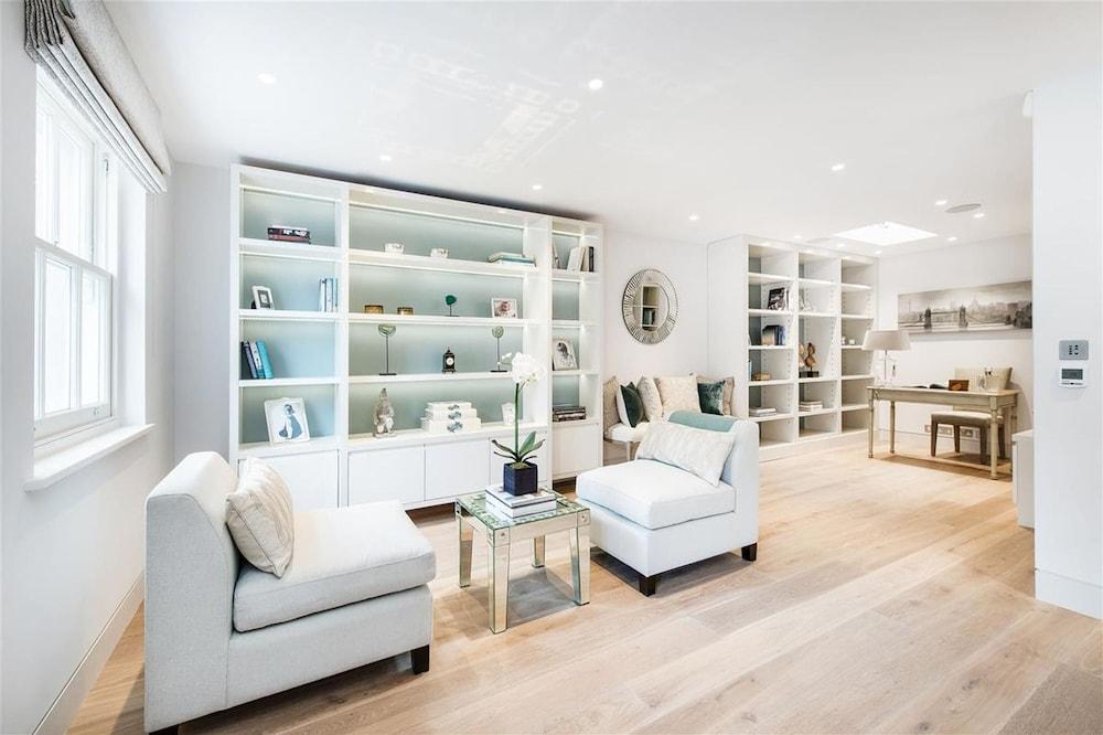 Beautiful 4bed Mews Home--knightsbridge - Tap to explore photos