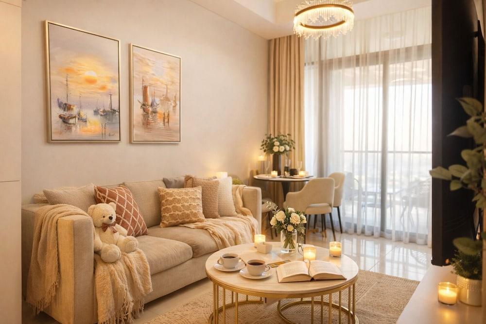 Keyrock Living - Stylish Dubai Stay - Tap to explore photos