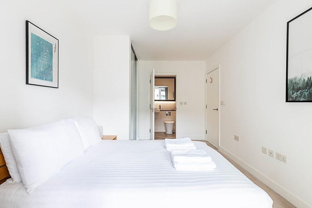 Modern 2-bed Flat With Terraces in Leyton - Tap to explore photos