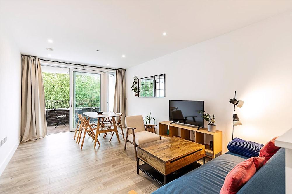 Modern 2-bed Flat With Terraces in Leyton - Tap to explore photos