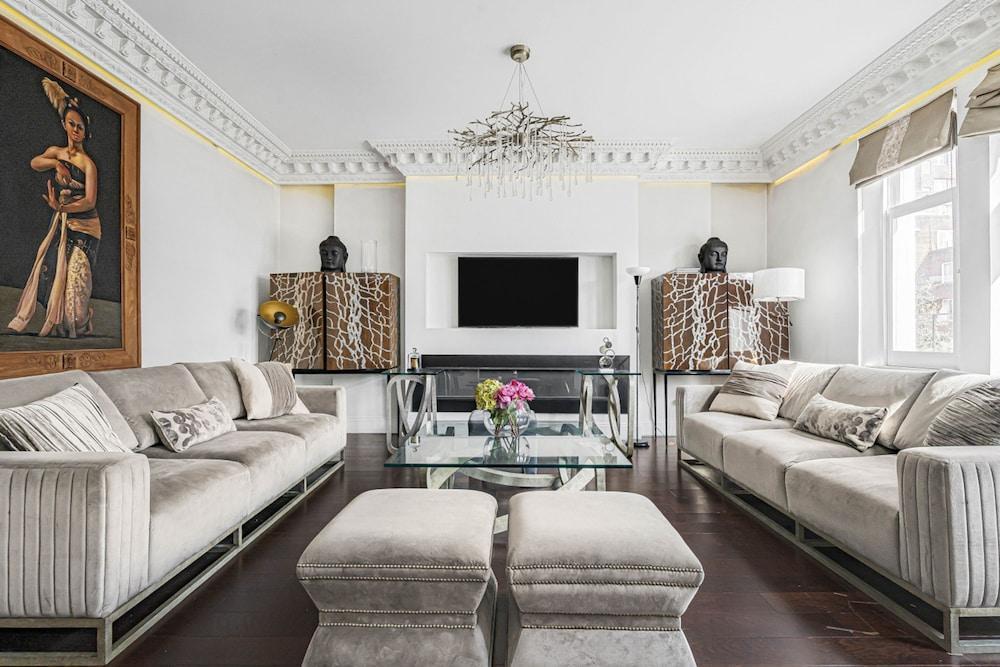 Royal Residence - Steps Away From Hyde Park
