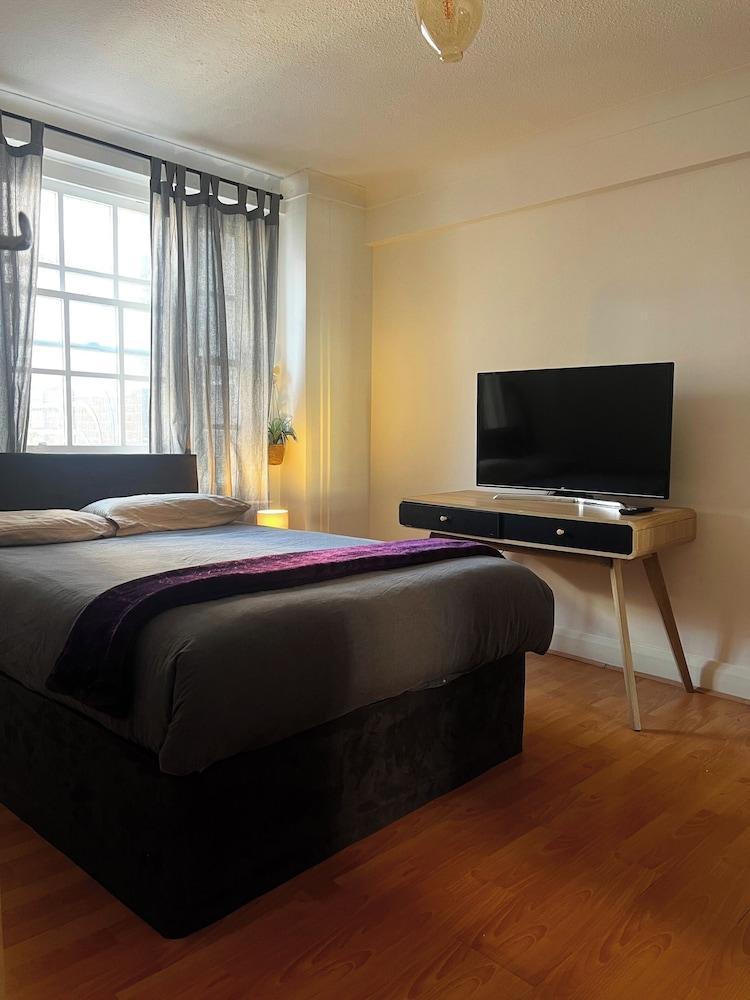 Marble Arch Chic Apartment With Air Conditioner - Tap to explore photos