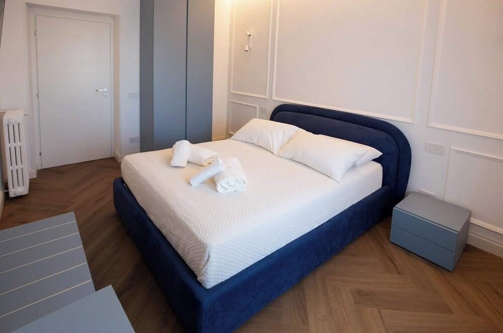 Colosseum Holidays - Luxury 3 Bedroom Apartment - Tap to explore photos